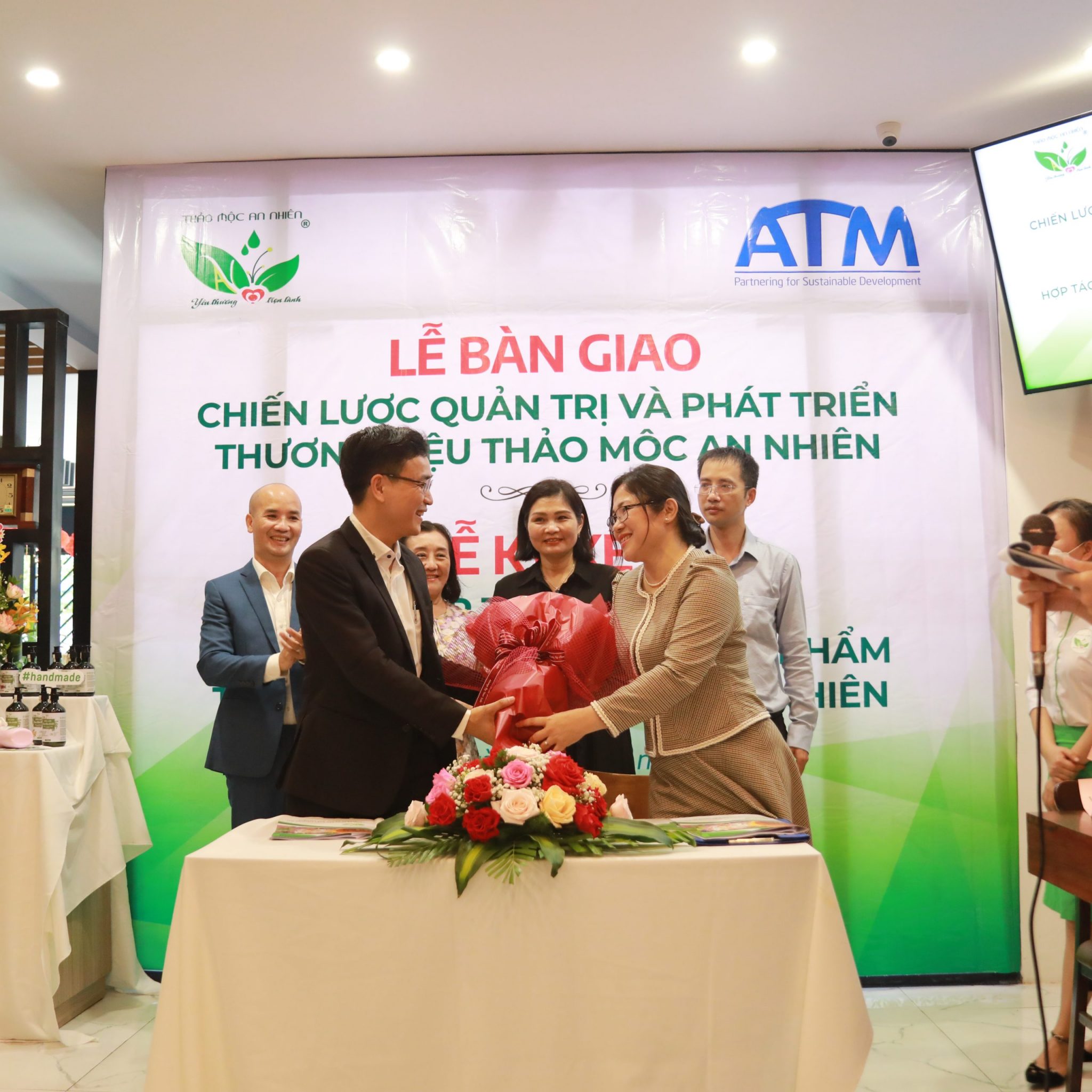 Bà Trần Thị Tú Quyên - Founder/CEO Công ty TMAN tặng hoa TS.DS Nguyễn Thanh Quang chính thức tham gia tư vấn và trở thành cổ đông của TMAN