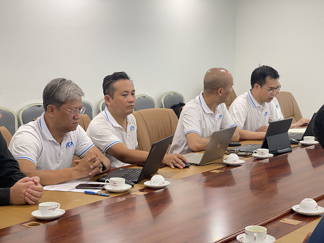 Chuyên gia ATM tại phiên họp trình bày kết quả tư vấn Chiến lược Kinh doanh và marketing du thuyền và khách sạn Sea Stars Hạ long