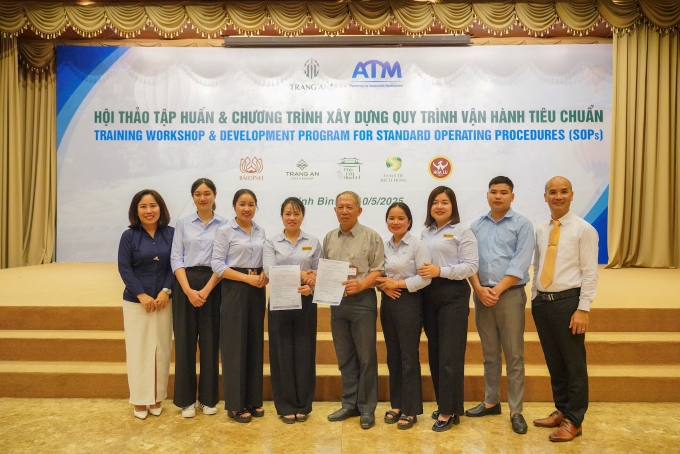 Nhóm Hướng dẫn viên ký bàn giao biên bản xác nhận SOP