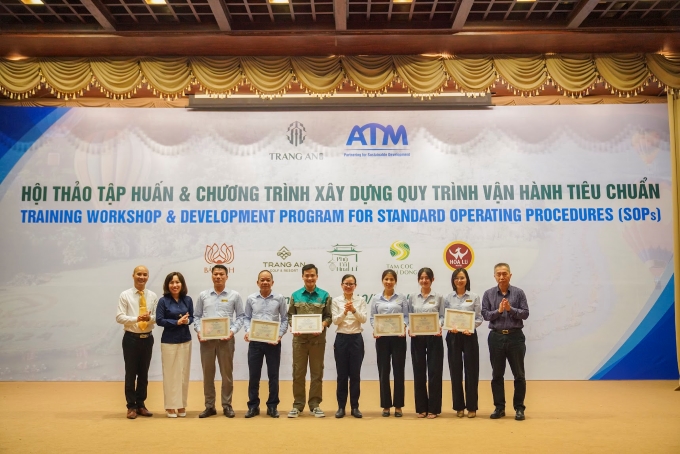 Trao Chứng nhận nhóm SOP Xe điện